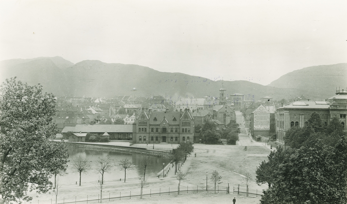 Bergen. Den gamle jernbanestasjonen. Vue fra Hotel Metropol. 1913. Ukjent fotograf.