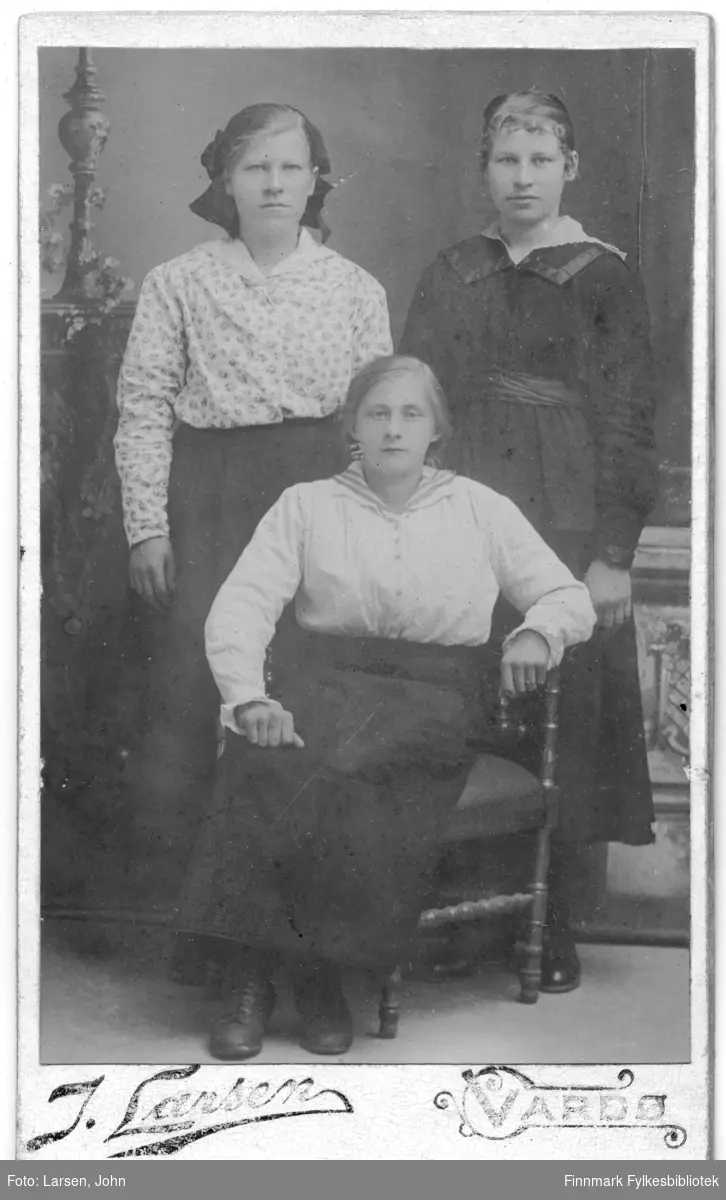Visittkortgruppeportrett av tre kvinner, fotogrfaert av J. Larsen, Vardø. Fotografering ca. 1895 - 1905.