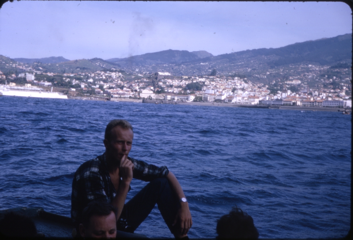Mannlig turist i båt, med utsikt over Funchal, Madeira. 'Sagafjord' Spring Cruise to Europe 1966.