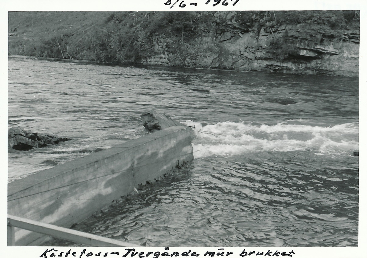 Randselva med stor vannføring forbi Kistefos. Flommen har brutt store stykker av tverrgående mur på tømmerintaket.