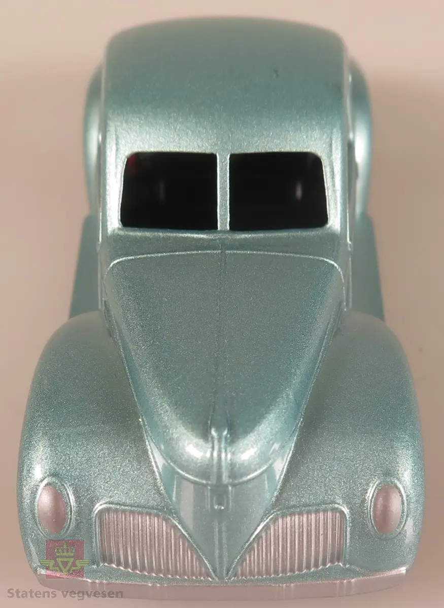 Modellbil av en Studebaker Coupe. Bilen er grå med røde hjulkapsler.