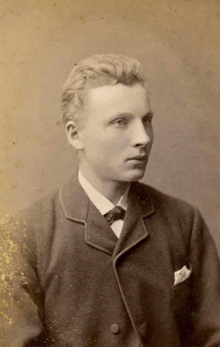 Ateljéporträtt av August Fredriksson, född 1863 Livered "Målarns", avliden 1946 i Livered. Gift 1886 med Hilda Andersdotter, Livered. August var målare och bonde.
