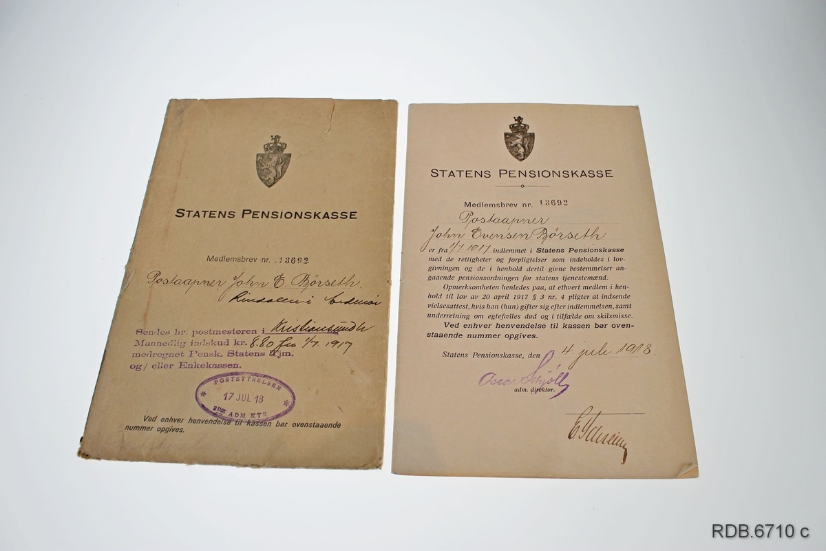 Konvolutt som inneholder medlemsbrev i Statens pensionskasse, medlemsbrev nr. 13692 for Postaapner John Evensen Børseth, utskrevet 4. juli 1918. Stemplet av Poststyrelsen 17. juli 1918.
