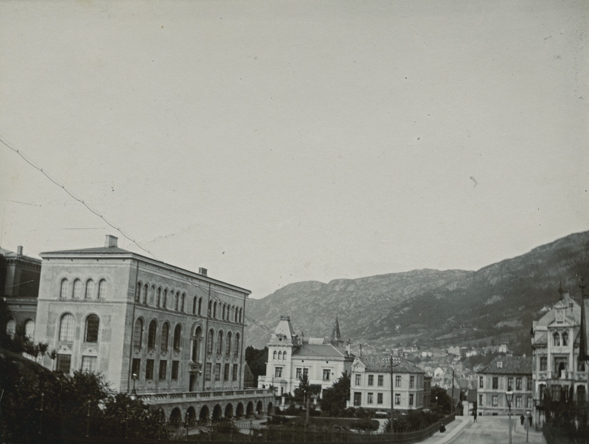 Bergen. Nygårdshøyden, Bergens Museum ved Olaf Ryes vei, ca. 1900. Fotograf: K. Bing.
