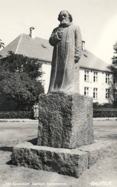 Monument Av Magnus B. Landstad I Sandefjord - Nynorsk Kultursentrum ...