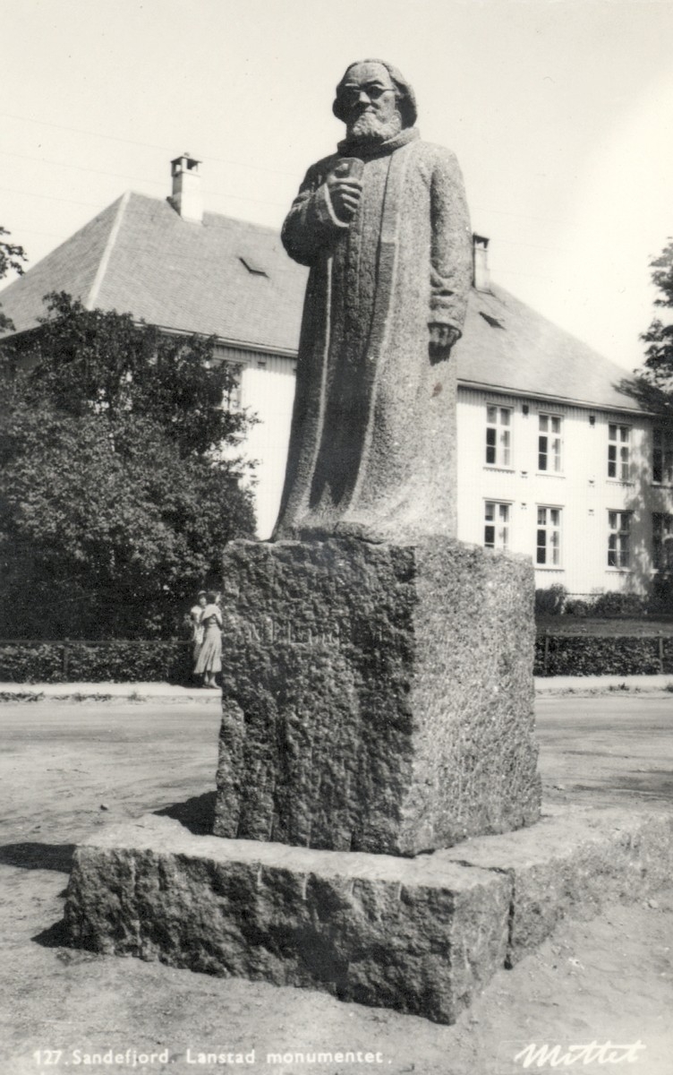 Monument Av Magnus B Landstad I Sandefjord Nynorsk Kultursentrum