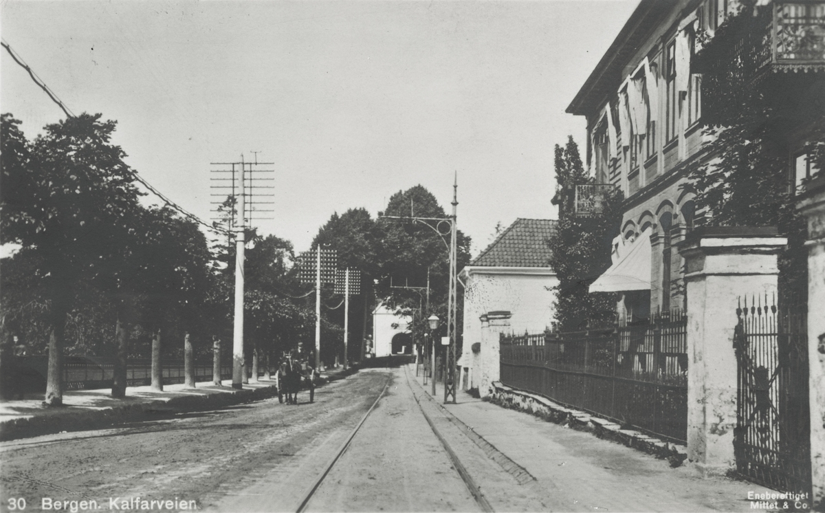 Bergen. Kalfarveien mot Stadsporten. Utgiver: Mittet & Co, før 1911.
