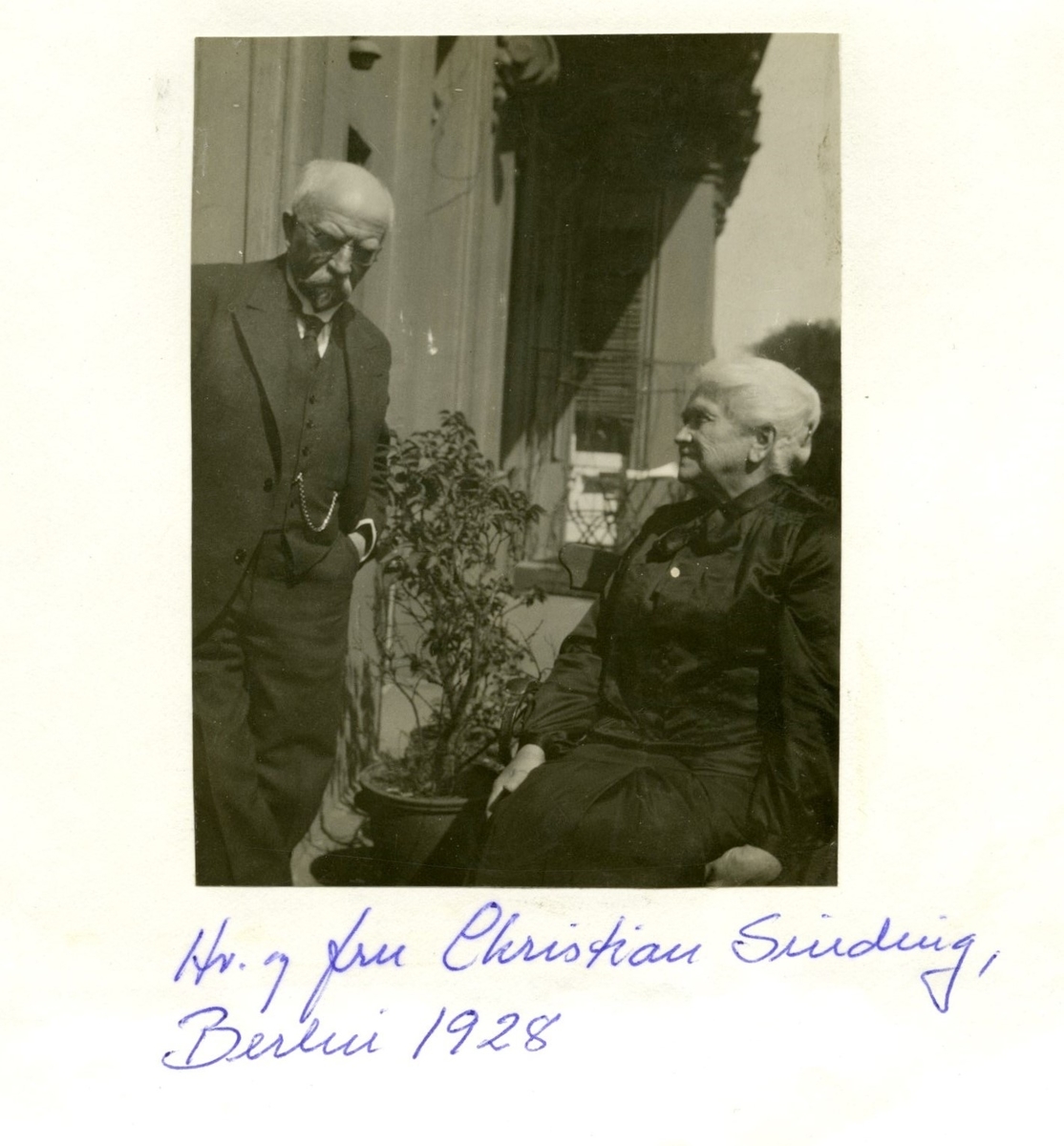 Christian Sinding og Augusta Gade f. Smith-Petersen utendørs på balkong.

Påskrift under bildet: Hr. og Fru Christian sinding, Berlin 1928.