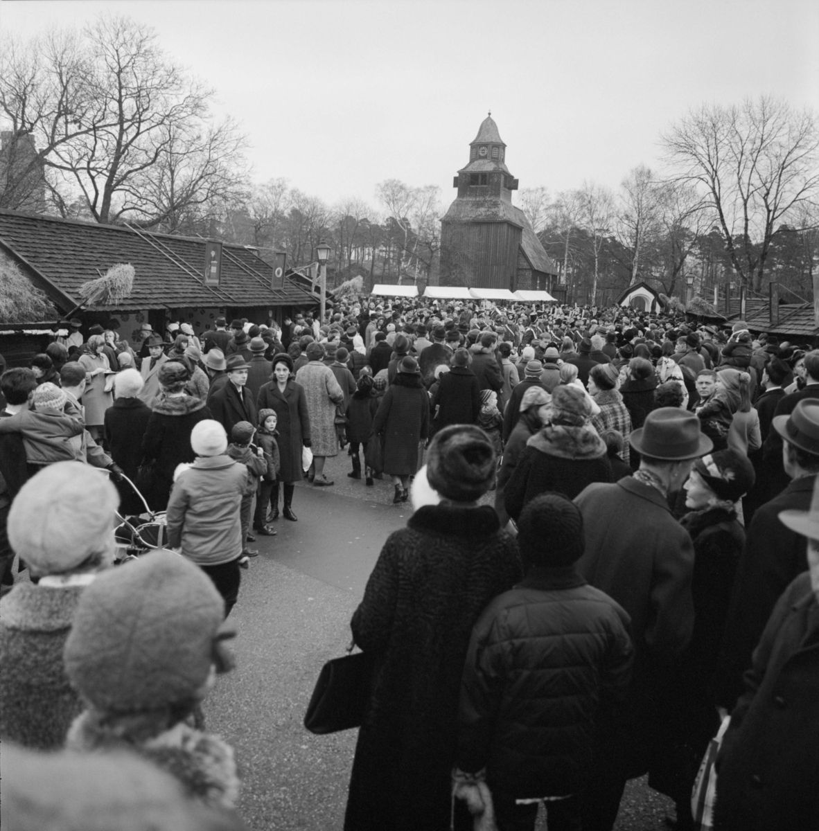 2:a Advent Skansens julmarknad. Folkvimmel på marknadsgatan.