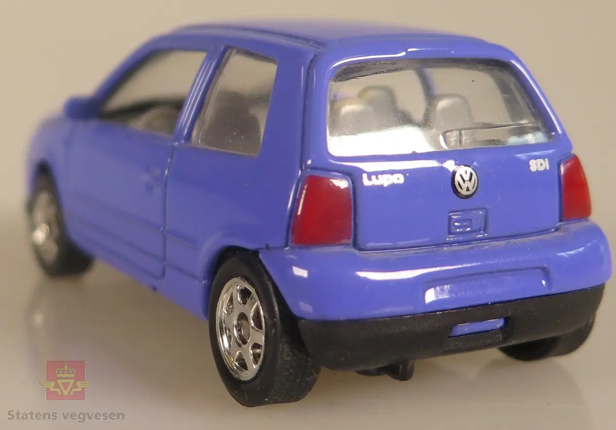 Modellbil av en Volkswagen Polo, modellbilen er farget lilla.