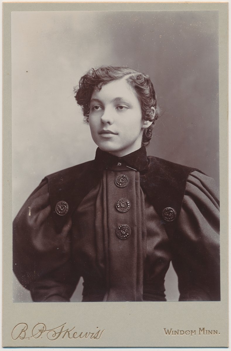 Foto av ung kvinne, en av døtrene til Smedstad.