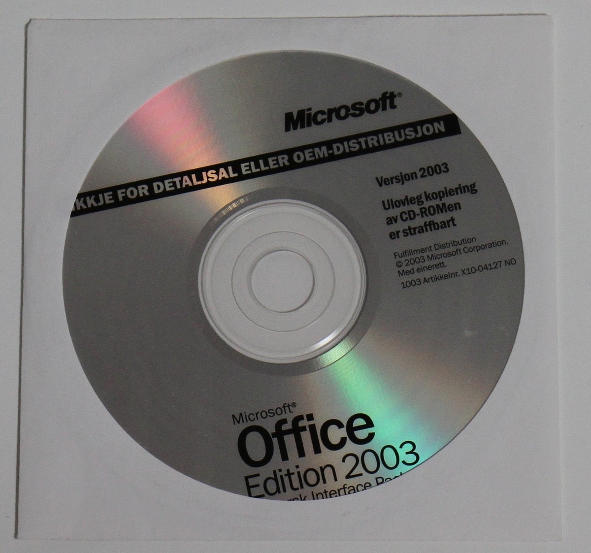 Sirkulær programvare-CD med Microsoft Office Edition 2003 Nynorsk Interface Pack. Dette var den fyrste Office-pakken som kom ut på nynorsk, og ein siger for målrørsla. Språkgrensesnittpakken inkluderte grensesnitt, ordliste, stavekontroll, orddelings- og korrekturverkty. Officepakken inneheldt mellom anna skriveprogrammet Word 2003, rekneprogrammet Excel 2003, presentasjonsprogrammet PowerPoint 2003, og epostlesaren Outlook 2003. CD-skiva ligg inne i ei papirlomme.

Kjelde:
https://nn.wikipedia.org/wiki/Nynorsk_programvare (Lesedato: 31.07.2020)
