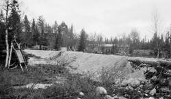 Svartbekkdammen i elva Villa i Rendalen. Nåledam av tømmer o