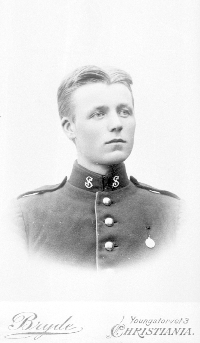 Portrett i halvfigur av Olav Garvik.