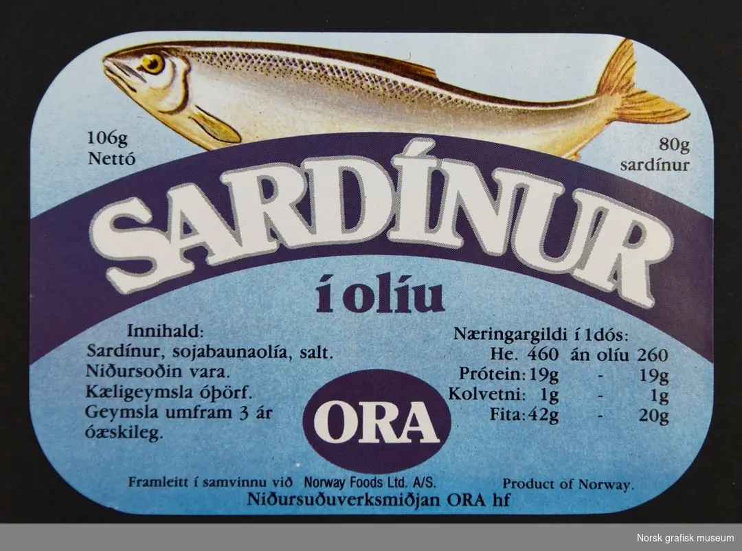 Blå etikett med "SARDÍNUR í olíu" (islandsk?).