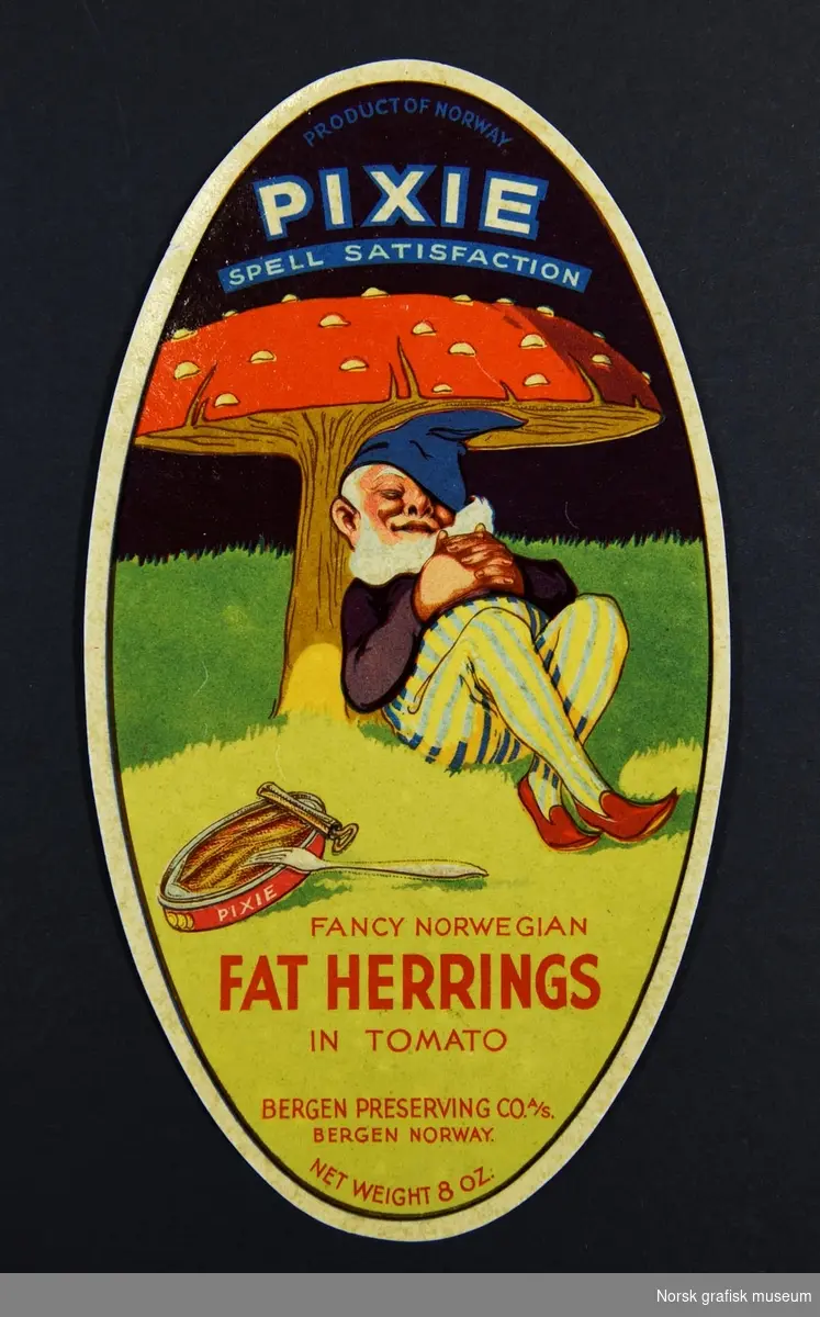 Oval etikett med en illustrasjon av en liten skikkelse ed stripete bukser og spiss lue, som tar en hvil under en stor fluesopp. Foran han, på gresset, ligger en åpnet boks med hermetikk. 

"Fancy Norwegian fat herrings in tomato"