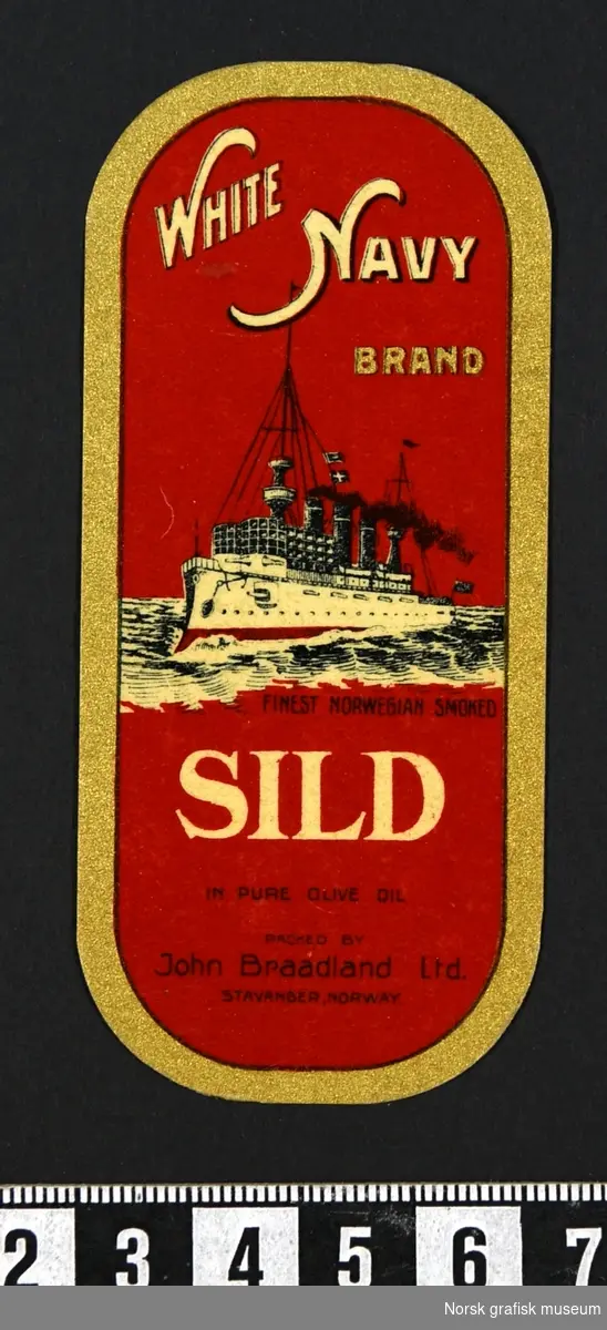 Mindre etikett i rødt og gull med fremstilling av et stort dampskip på havet midt på. 

"Finest Norwegian smoked sild in pure olive oil"