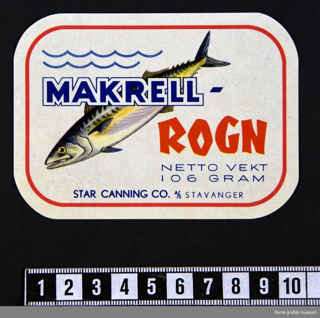 Etikett med fremstilling av en makrell på hvit bakgrunn. 
"Makrell- rogn"