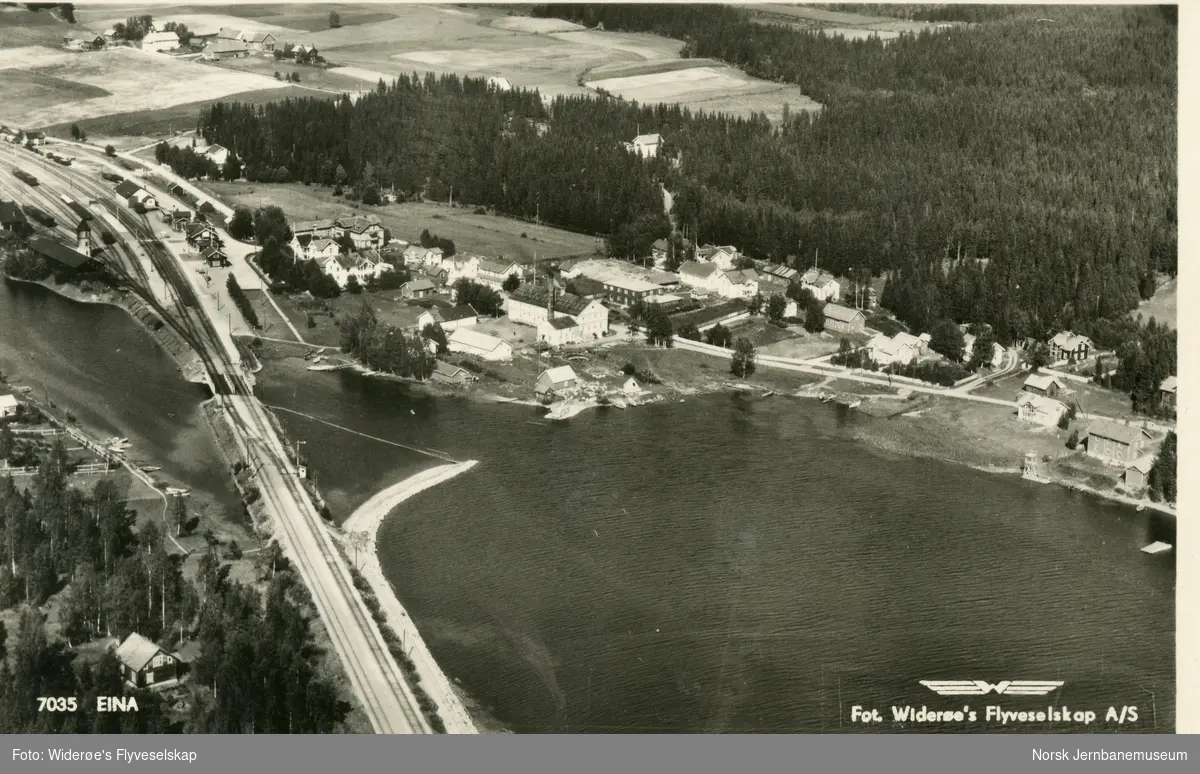 Flyfoto fra Eina med Eina stasjon i bakgrunnen til venstre