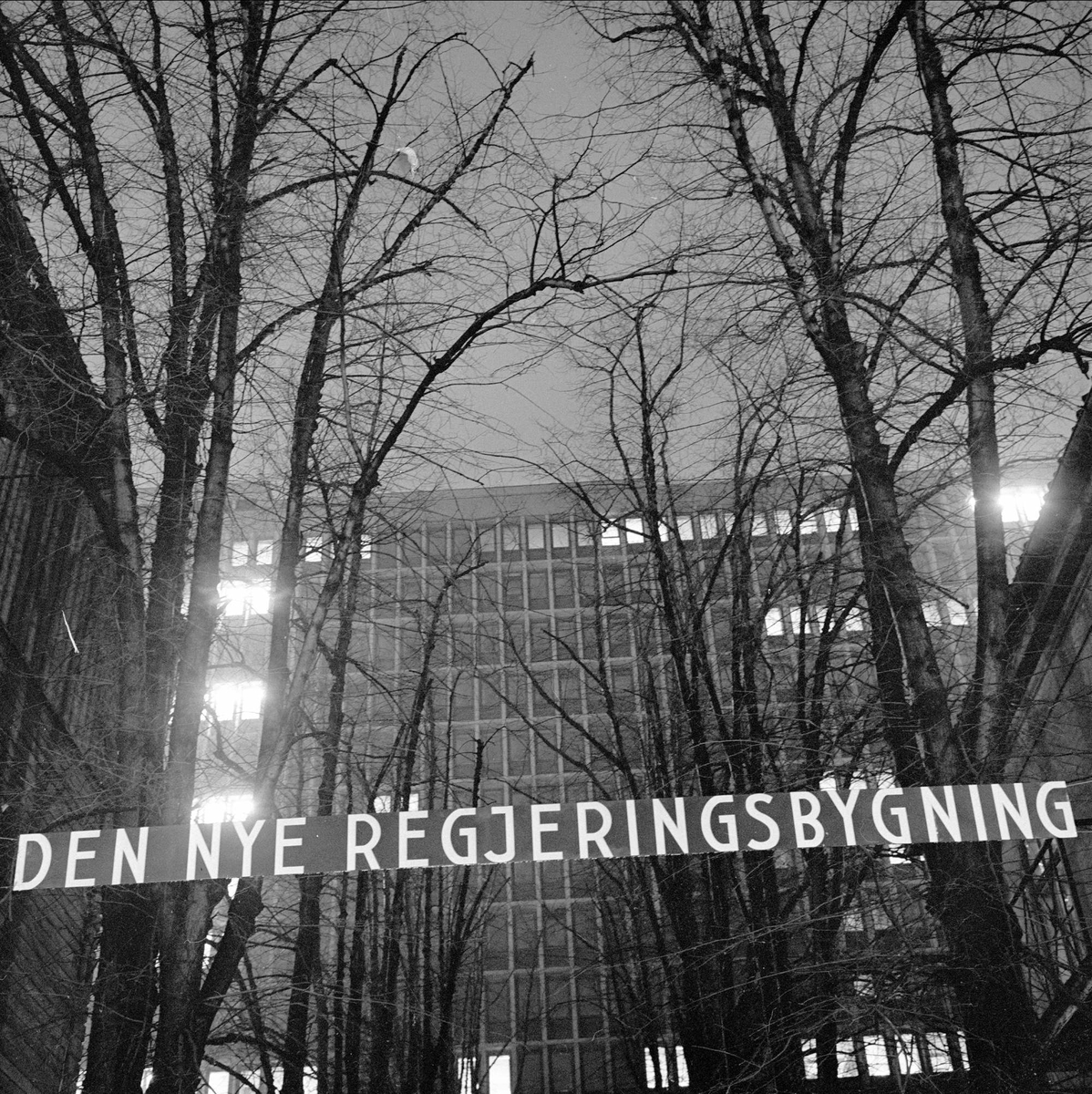Akersgata, Oslo, 1960. Den nye regjeringsbygningen.