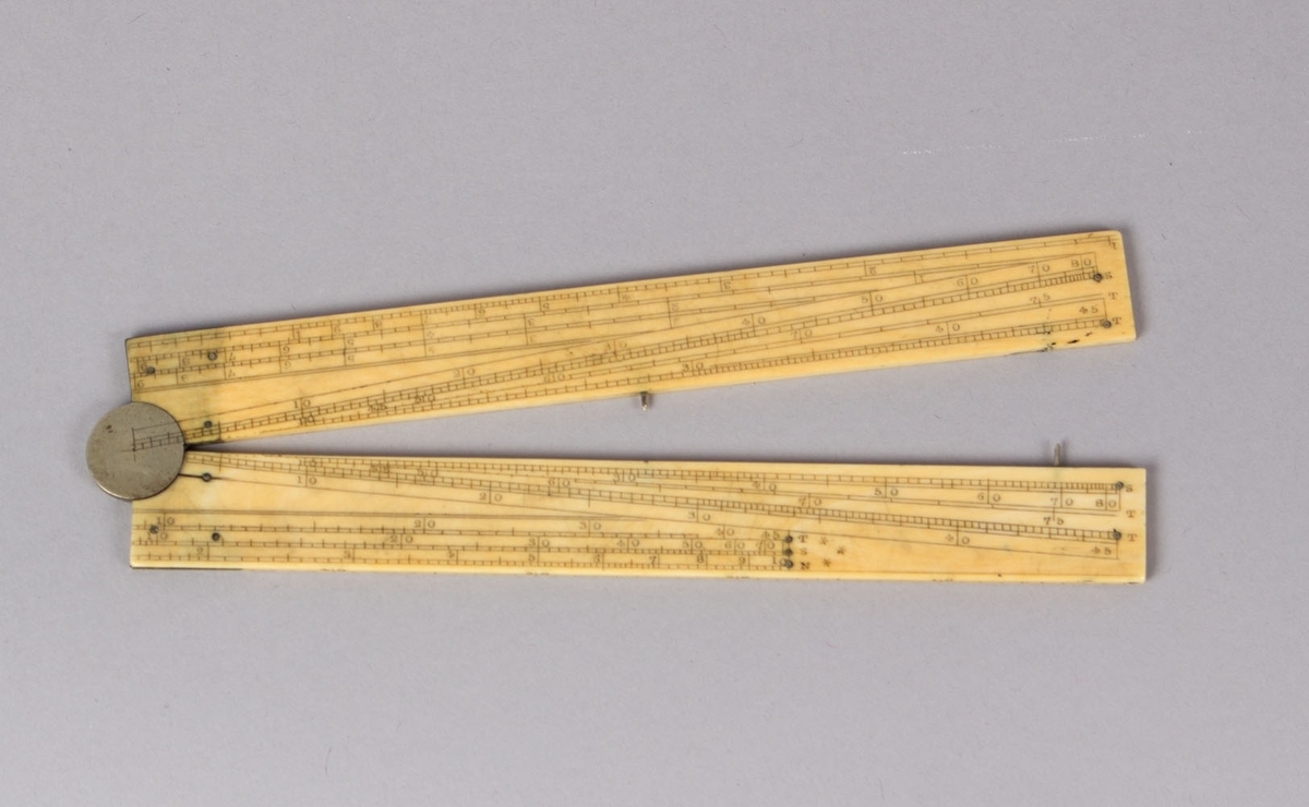Sektorlinjal. Tegneinstrument som er en linjal i to deler som kan foldes ut til dobbel lengde. Messingfeste på midten av elfenbenlinjal, trolig engelsk fra 1800-tallet. Benyttet av ingeniører ved Bergens Mekaniske Verksteder AS.