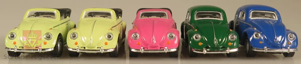 Samling av flere modellbiler. 3 biler er grønne samt er 3 biler kabriolet utgave, 1 bil er rosa og 1 bil er blå. Alle bilene er laget av metall og har en skala på 1:72