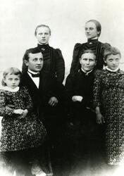 Foran fra venstre: Jørgine Petersen, Ole Laurits Petersen, J