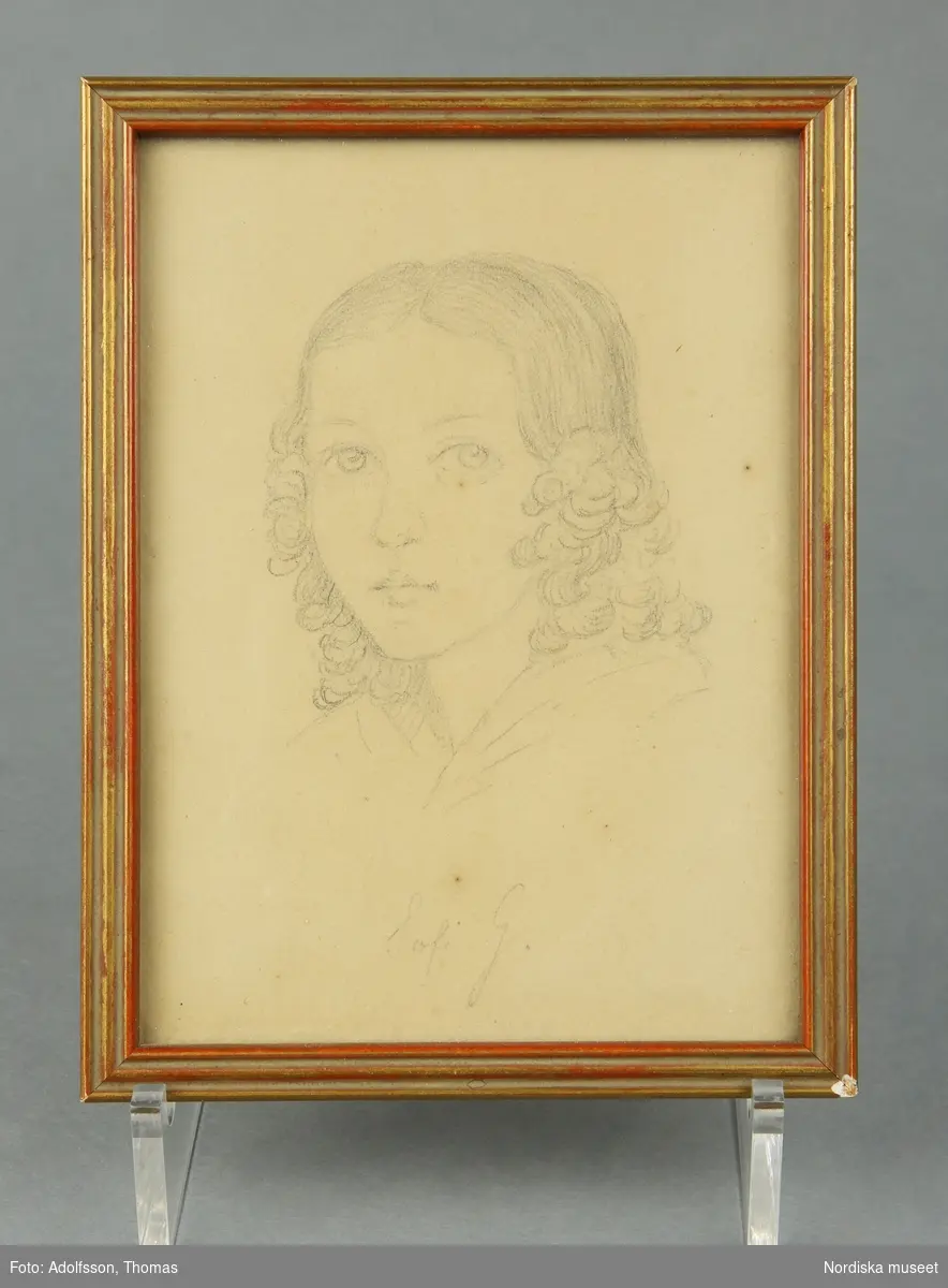 Porträtt av ett kvinnohuvud.