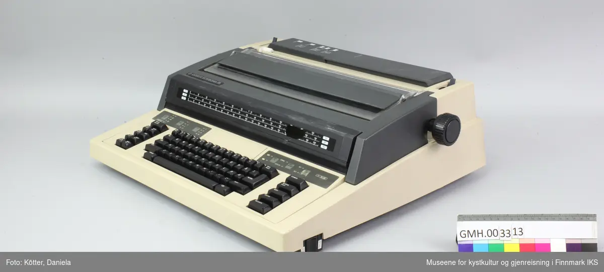 Med denne elektriske skrivemaskinen kan det skrives på forskjellige ark-formater opp til A3. Den er laget av svart, brun og lysebrun kunststoff. Maskinen fungerer.