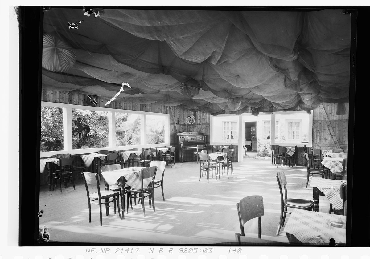 Inne servering, Nesset's bad. Fotografert 1927.