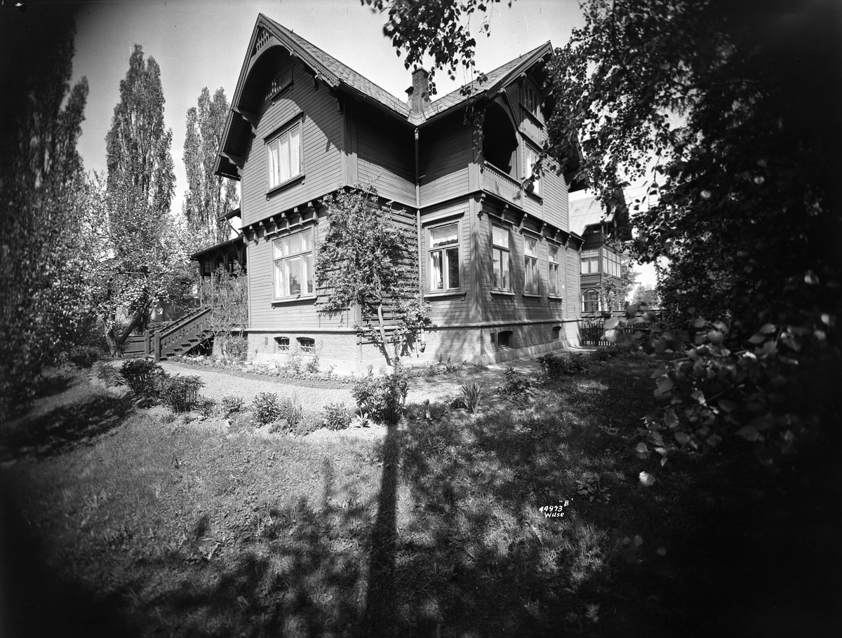 Frk. Krags villa med stor hage, Nordraaks gate 18. Fotografert mai 1939.
