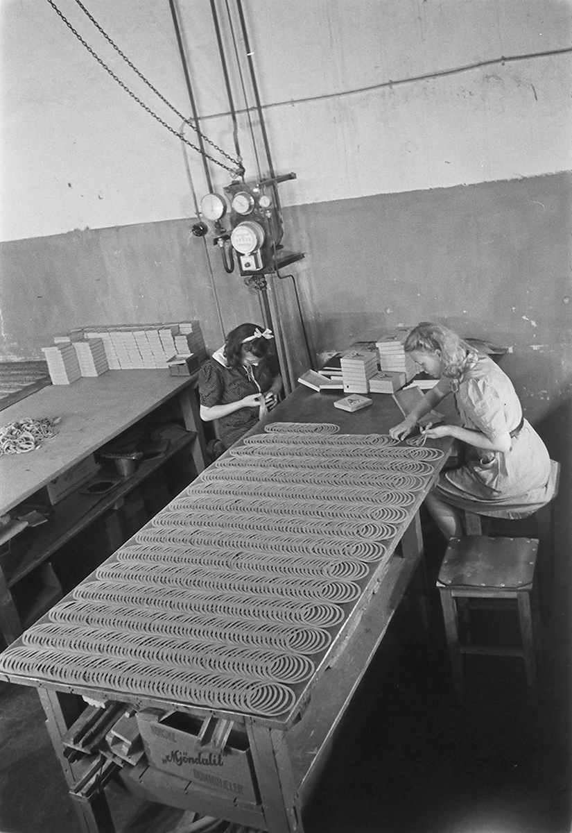 Ansatte i produksjonshallen. Den Norske Kalosje- & Gummivarefabrikk A/S, senere Mjøndalen Gummivarefabrikk, Eiker. Fotografert 1940.