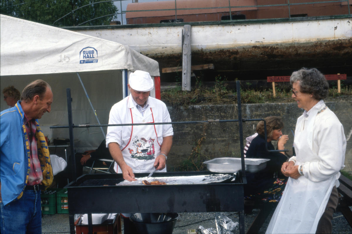 I et telt på Viubanen stod frivillige for matserveringen. Foto: Per Emil Berg (Foto/Photo)