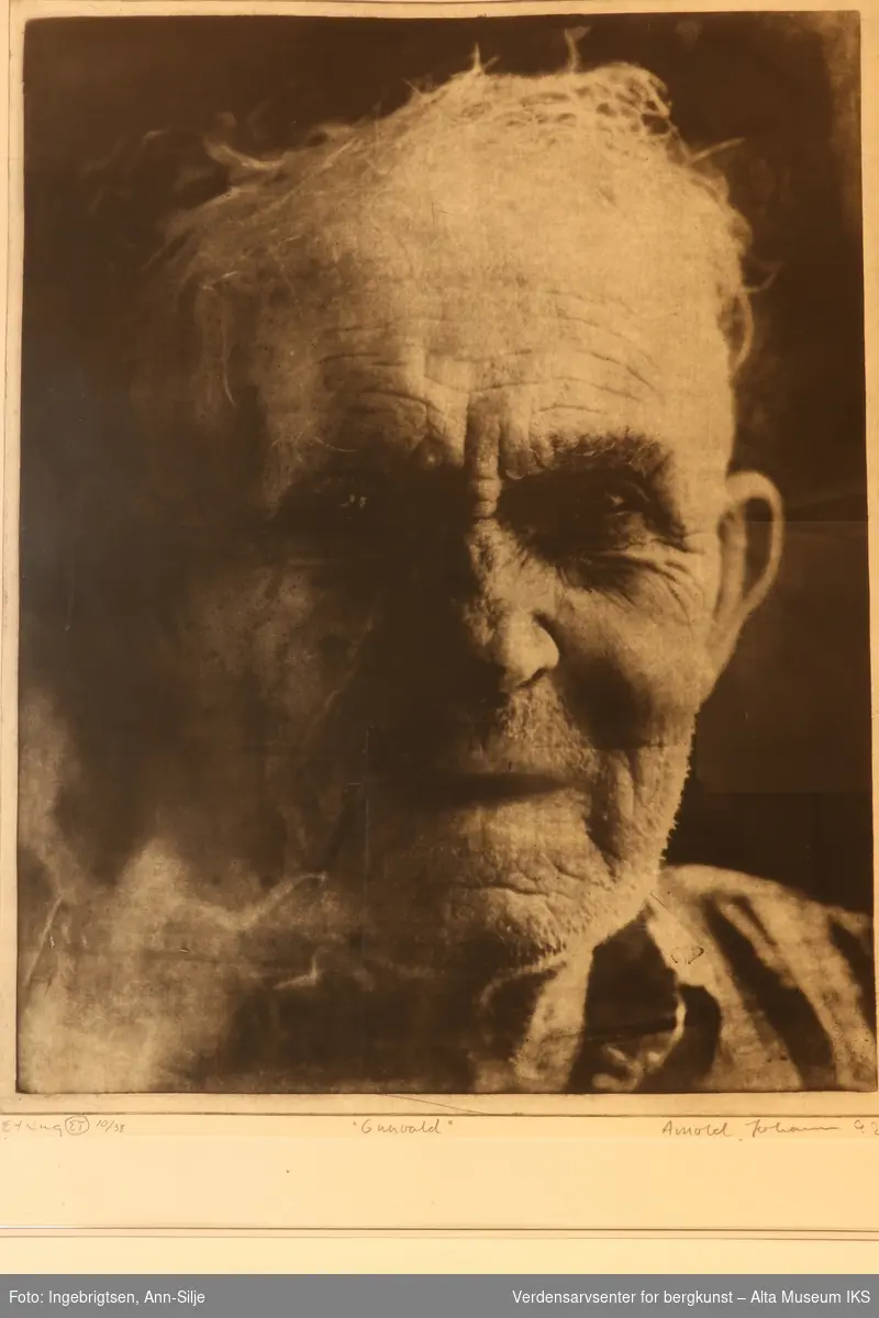 Portrett  i sort/hvitt av en eldre mann. Bakgrunnen er sort.
