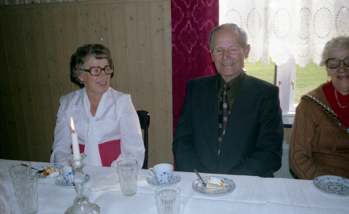 Hobbyverksamhet för pensionärer, 1970-tal. Utflykt till Resa Två Skyttlar, hotell och restaurang i Örby. Från vänster: Ingrid och Gustaf Carlsson samt okänd kvinna som sitter till bords.