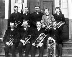 Råde hornmusikk ant. 189-tallet.
Første  rekke fra venstre: 