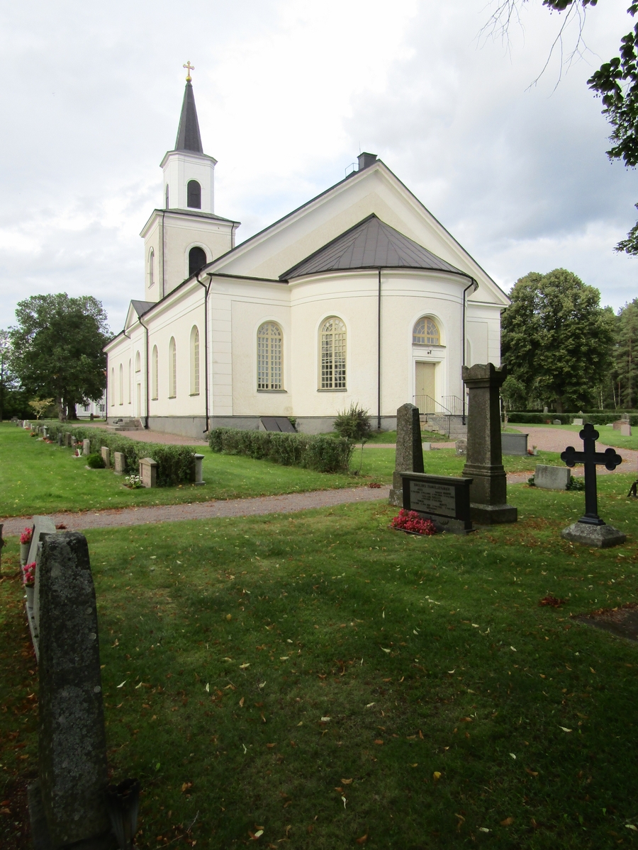 Flisby kyrka (Flisby socken i Nässjö kommun) sedda från söder.