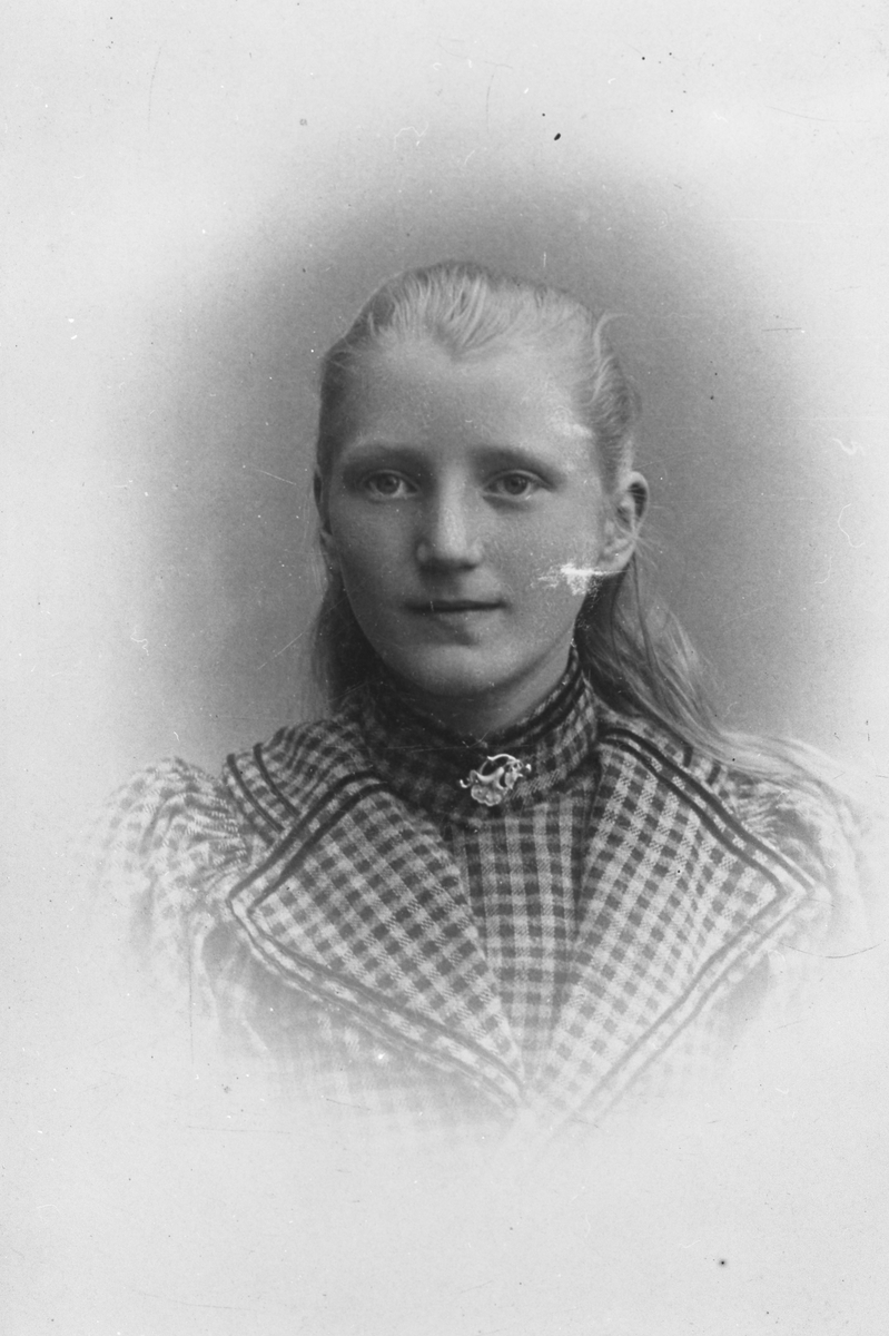 Portrett av jente - Helga Høium