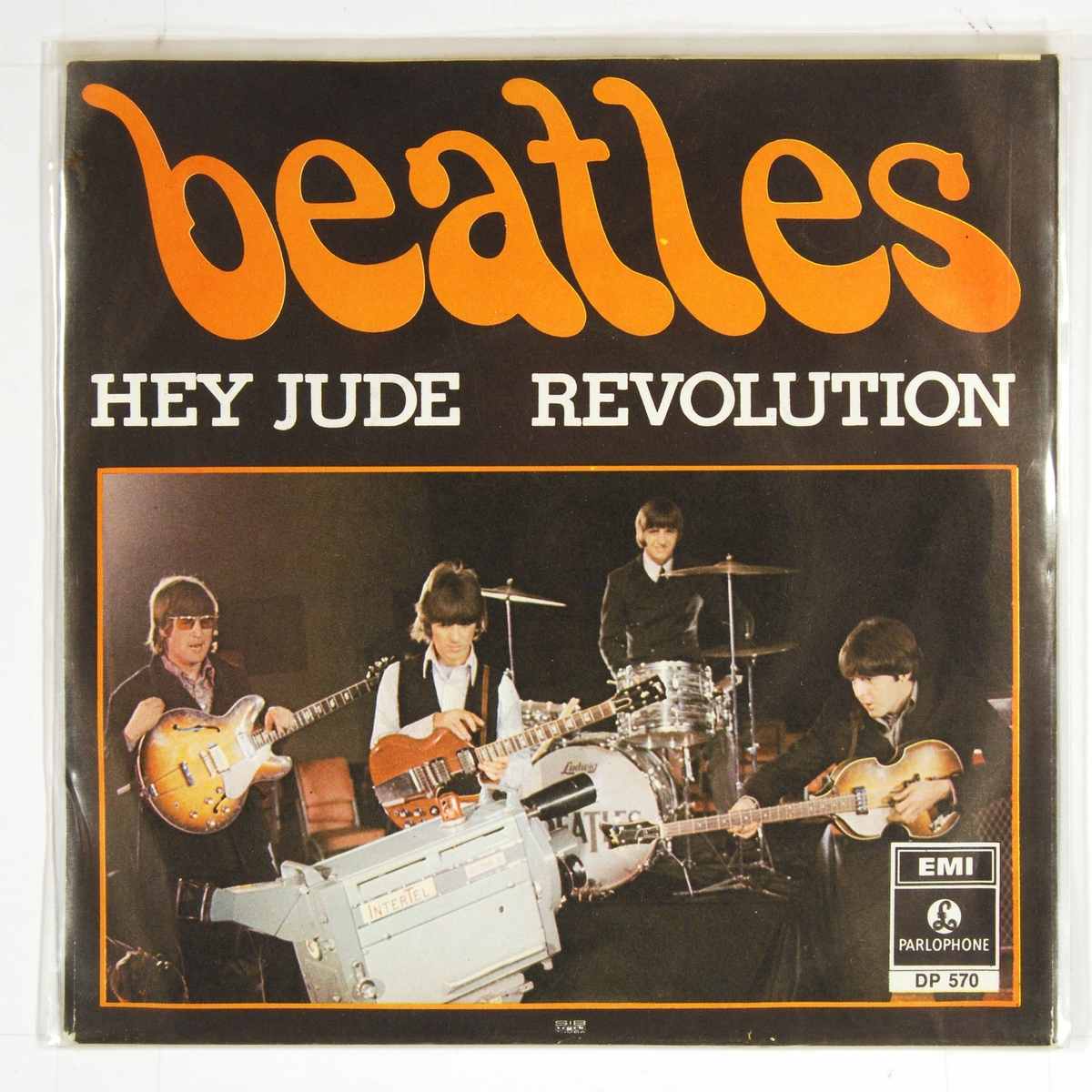 Fotografi av "The Beatles" med musikkinstrumenter.