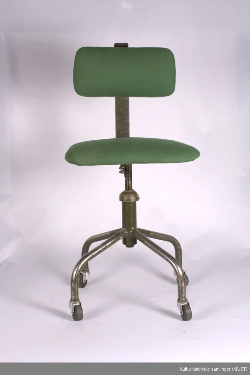 Kontorstol med sekundært grønt trekk i sete og rygg. Justerbar rygg og setehøyde.