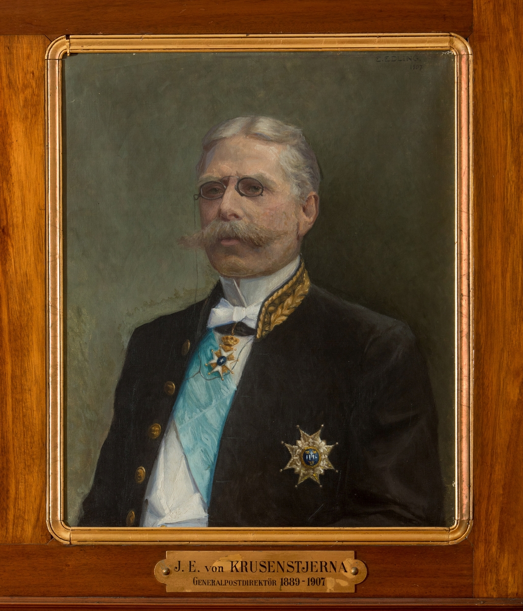 Porträtt i olja av generalpostdirektör J.E. von Krusenstjerna.

En mässingsskylt med text: "J.E. von Krusenstjerna, Generalpostdirektör 1889-1907" hör till. Duken är fäst på en plåt.