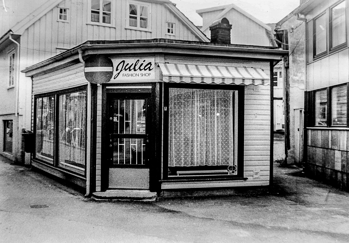 I denne lille bygningen har det vært mange spesielle butikker. Blomster butikk og skobutikk for å nevne to. Her ser vi "Julia Fashion Shop", 1992.
