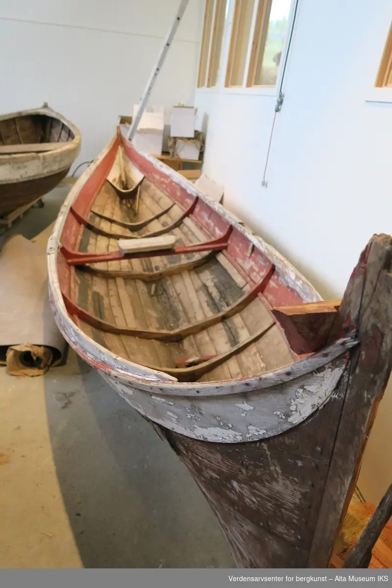 Nordlandsbåt - 2 1/2 roms, også kalt kjeks. Båten er klinkbygd og opprinnelig rød og hvitmalt.