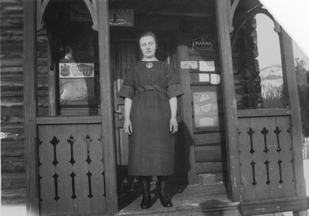 Kvinne foran inngang til gamle posten i Grimsbu - Marit Kroken