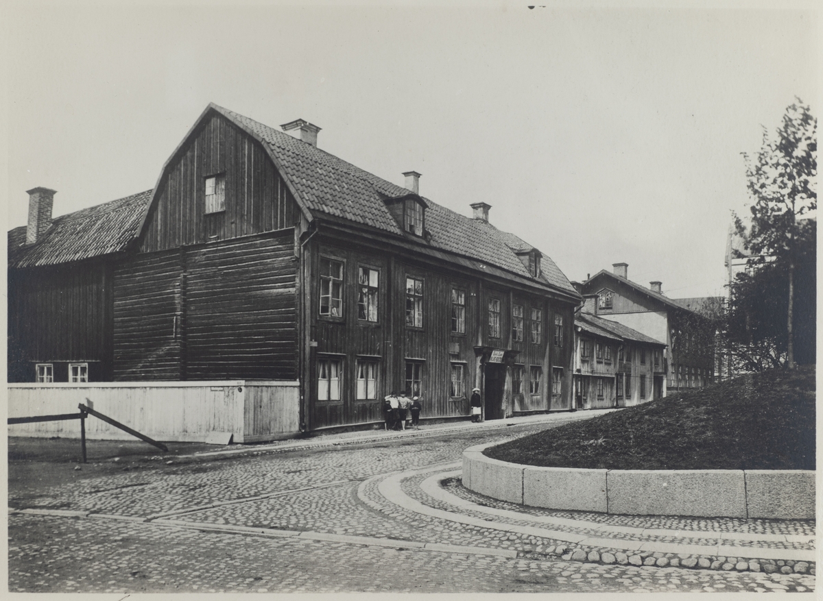 Kyrkogatan norrut från Nikolaigatan. Tvåvånings bostadshus, Lindhska boktryckeriet. Borgarstugan och krogen Vasakällaren. Reproduktion efter en bild tagen omkring 1900.