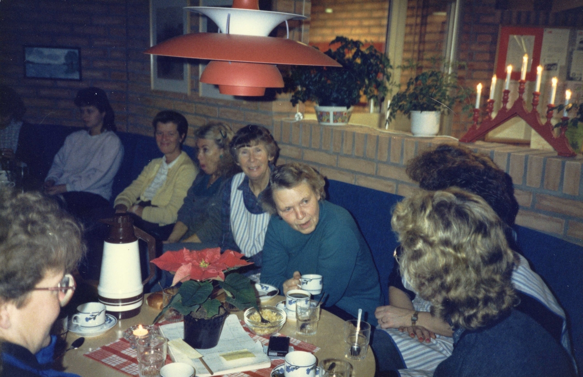 Personalmöte på Brattåsgården, cirka 1990. Från vänster: 1. Ann-Christine Simonsson, 2. okänd i gul tröja, 3. Inga-Britt El Hoshy, 4. Greta Nilsson, 5. Vanja, 6. okänd kvinna (bortvänd), 7. okänd kvinna (bortvänd) samt 8. okänd kvinna (glasögon).