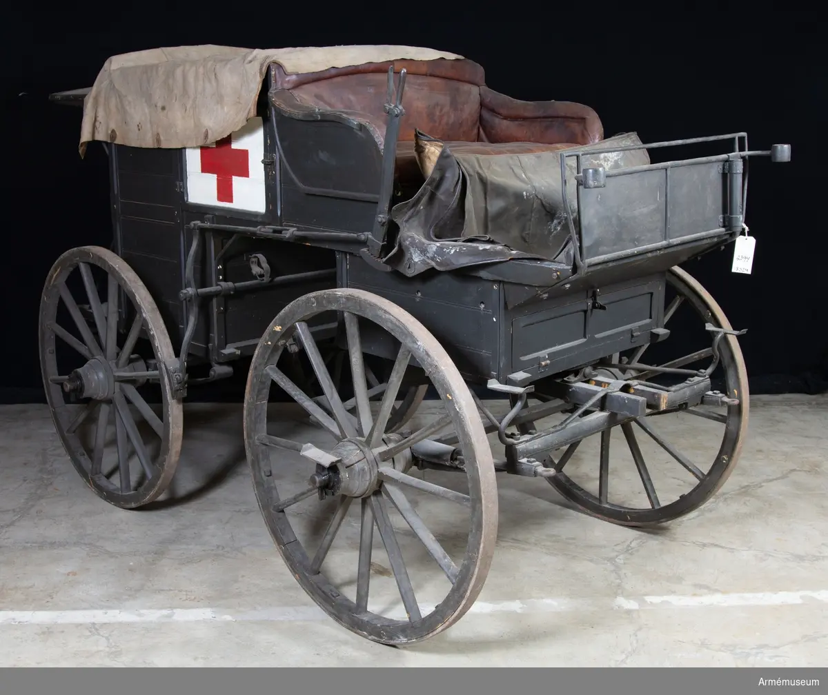 Sjukvårdspackvagn m/1895 med samhörande svänglar och kapell.