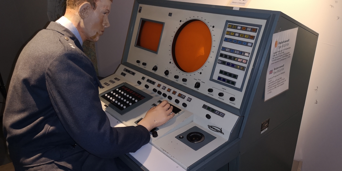 Radarkonsollet viste radarbilde fra egen radar, samtidig som digitalt symbol av fly fra nabostasjoner ble vist på skjermen.
Forskjellige oppgaver/funksjoner kunne bli utført fra dette konsollet, slik som overvåking, kontroll med jagerfly eller kontroll med bakke til luft våpen.