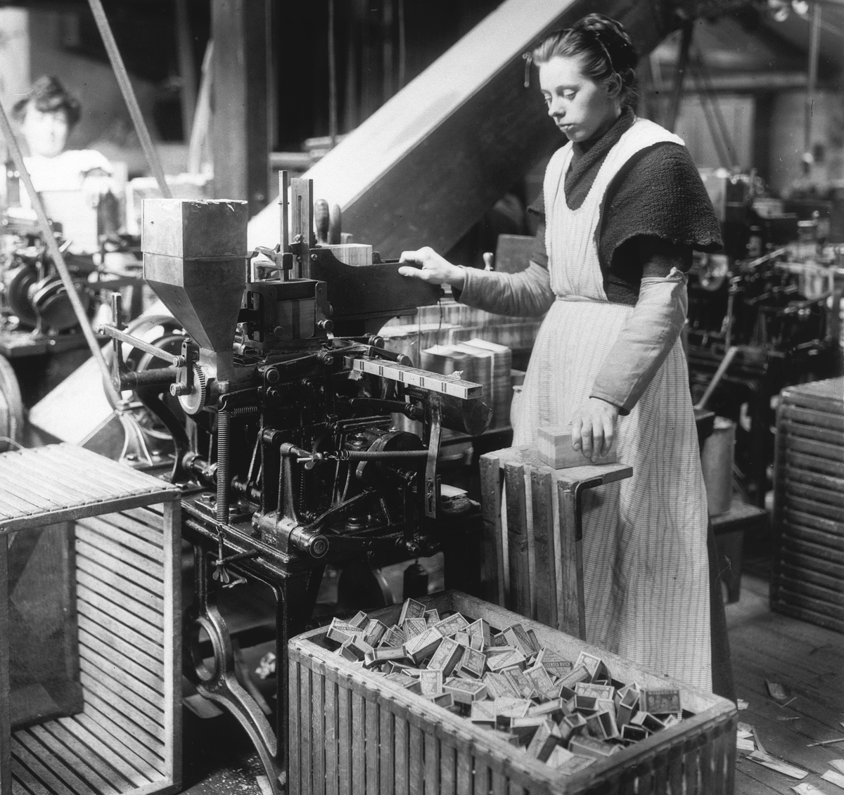 Kvinnelige arbeidere i fyrstikkfabrikk 1907.