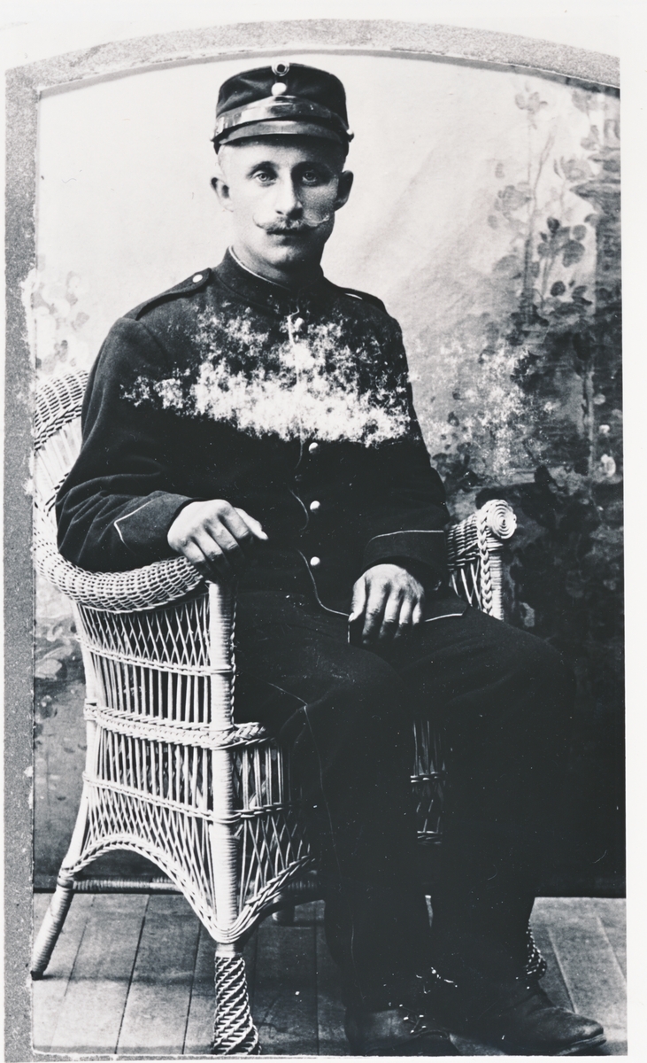 Oluf Larsen fra Grunnfarnes da han ekserserte .Ca 1917.